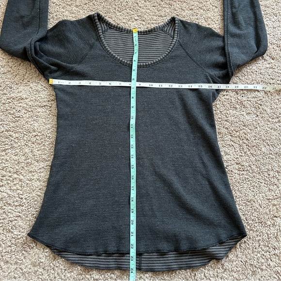 Lululemon Reversible Gray Striped Solid Gray Long Sleeve Top Size 6/8 - Picture 8 of 9